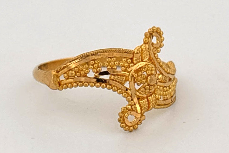 22K Gold Intricate Floral Ring wt 2g