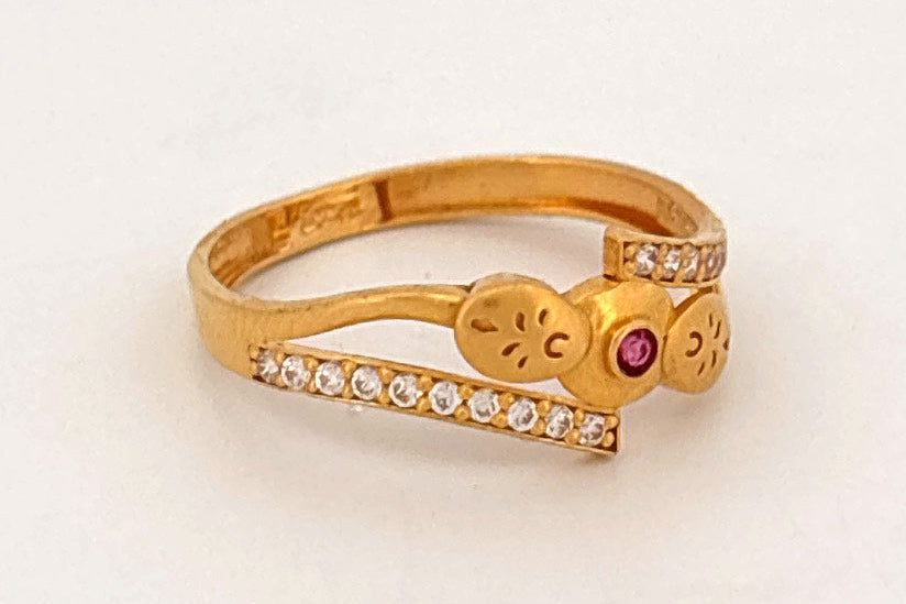 22k Gold ring with stones wt. 1.41g