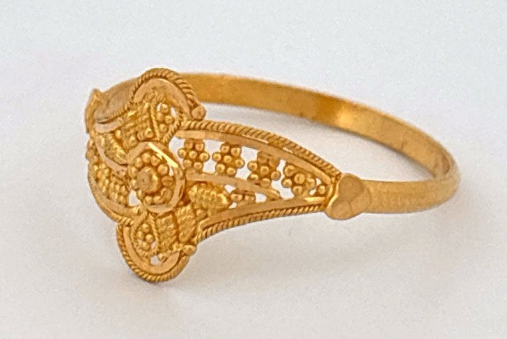 22k Gold ring wt. 2.02g