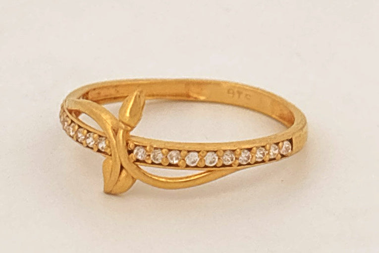 22k Gold ring with stones wt. 1.37g