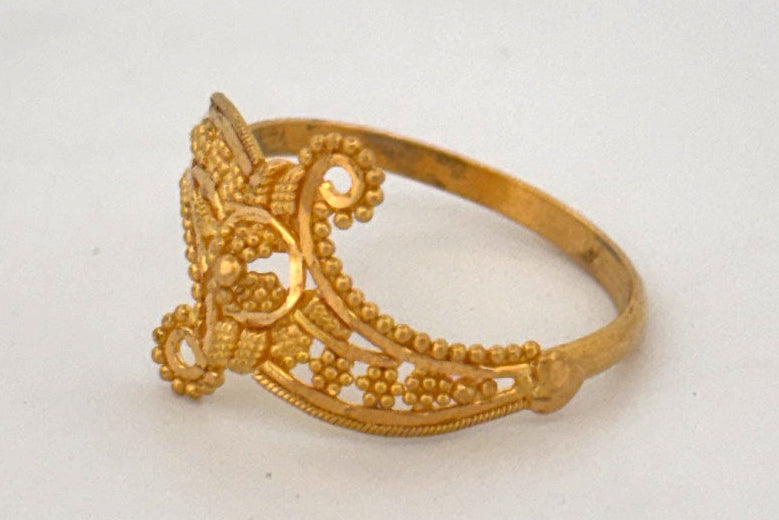 22K Gold Intricate Floral Ring wt 2g