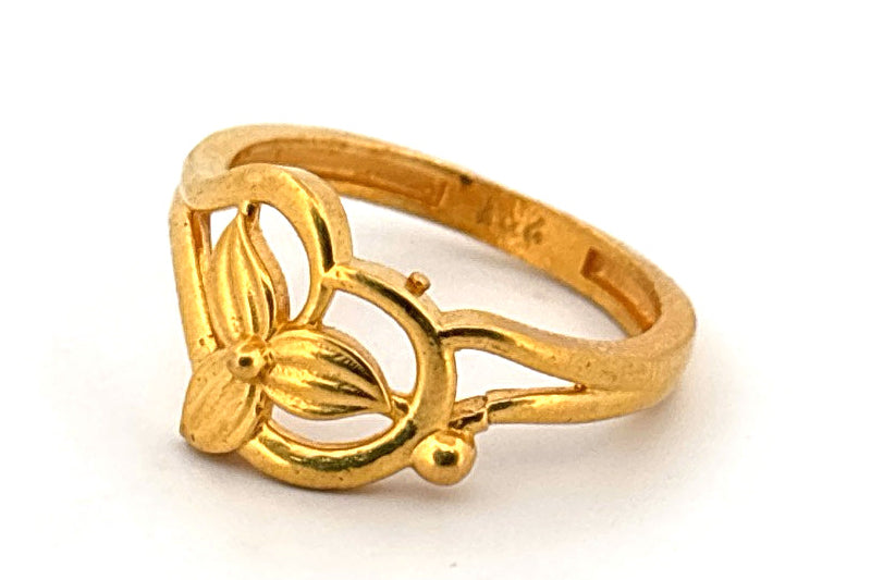 22K Gold Floral Ring wt. 3.87g
