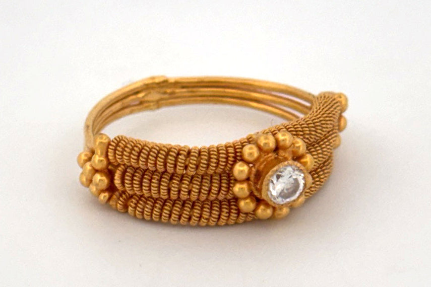 22k Gold ring with center stone wt. 4.27g