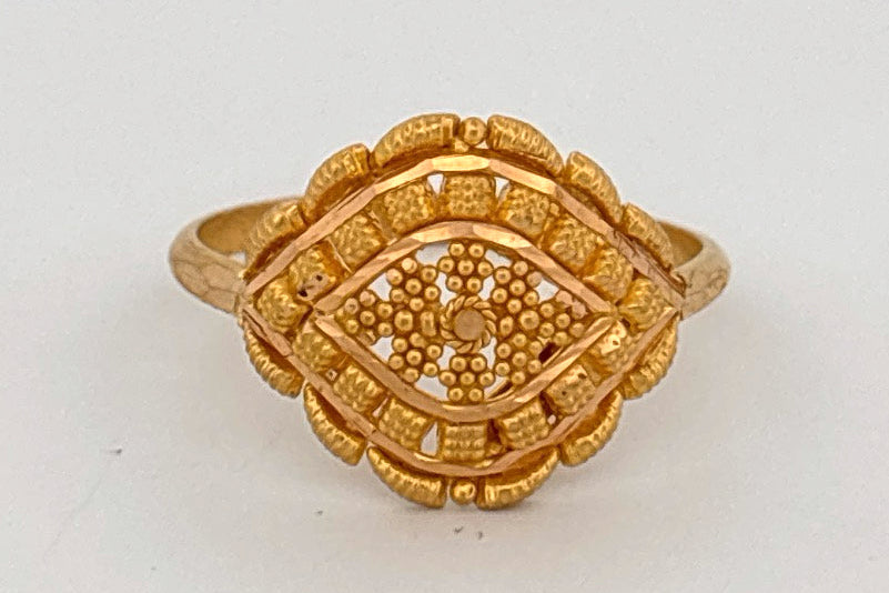 22k Gold ring wt. 2.82g