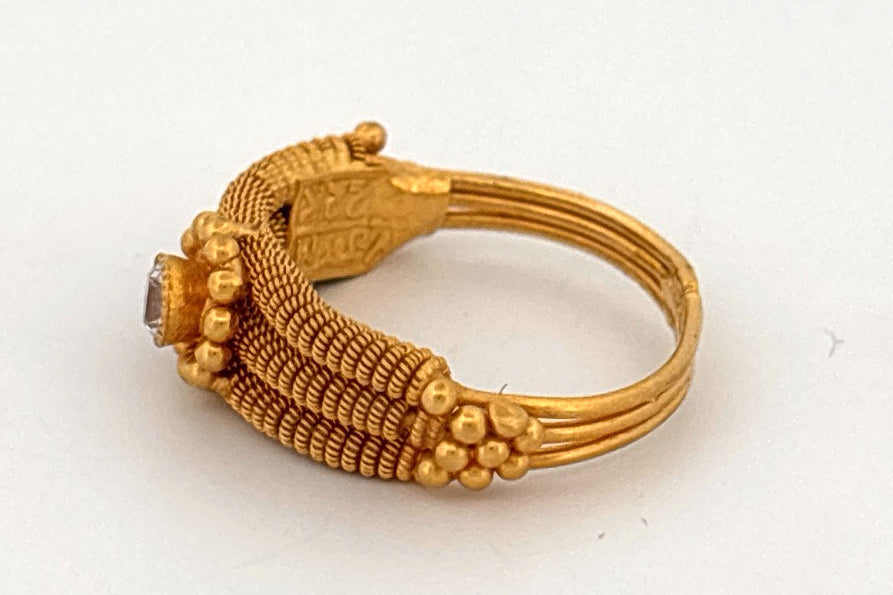 22k Gold ring with center stone wt. 4.27g