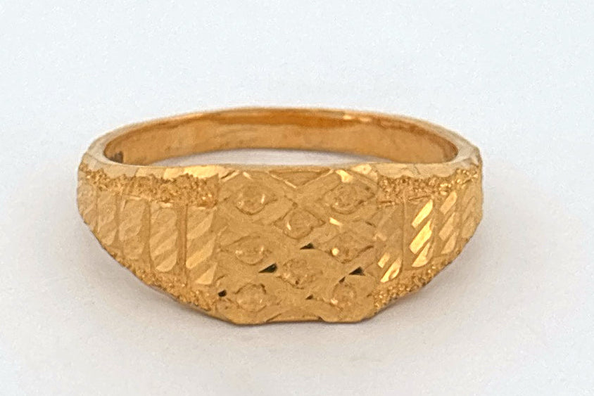 22k gold ring wt. 4.18g
