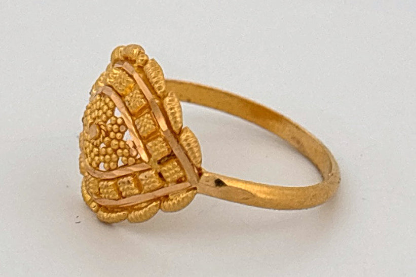 22k Gold ring wt. 2.82g