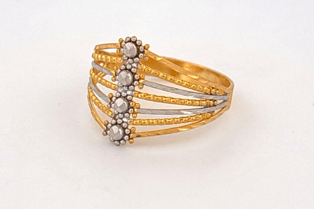 22k two tone Gold ring wt 2.68