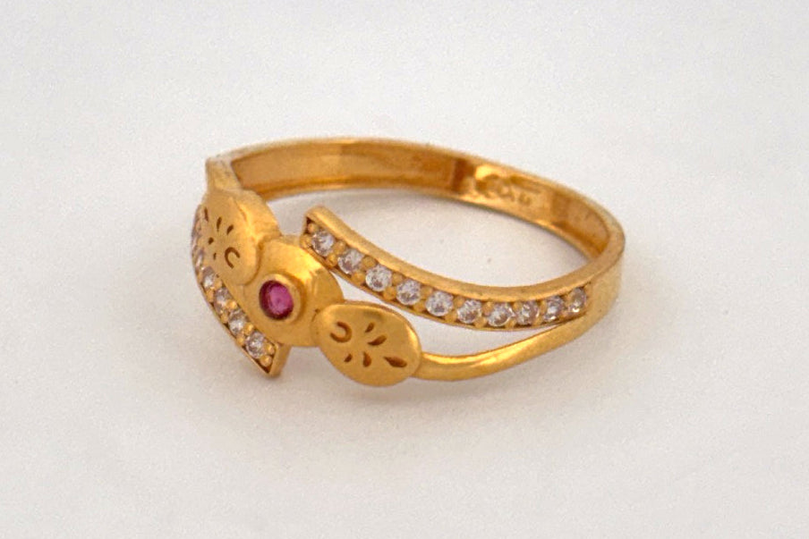 22k Gold ring with stones wt. 1.41g