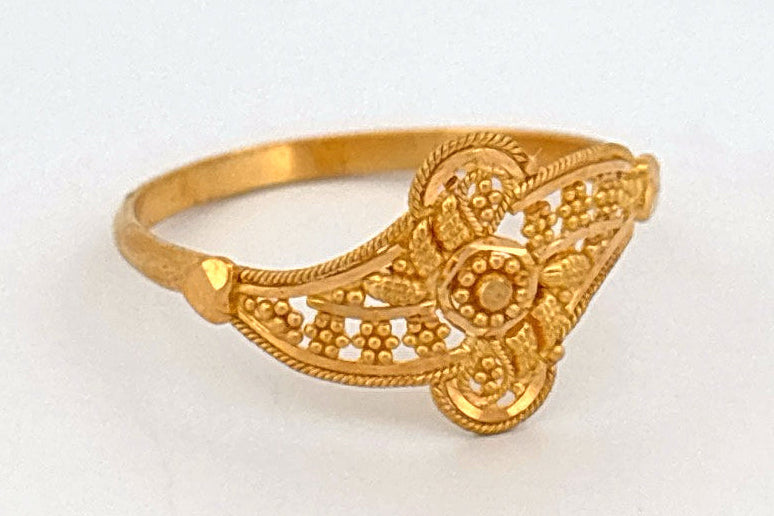 22k Gold ring wt. 2.02g