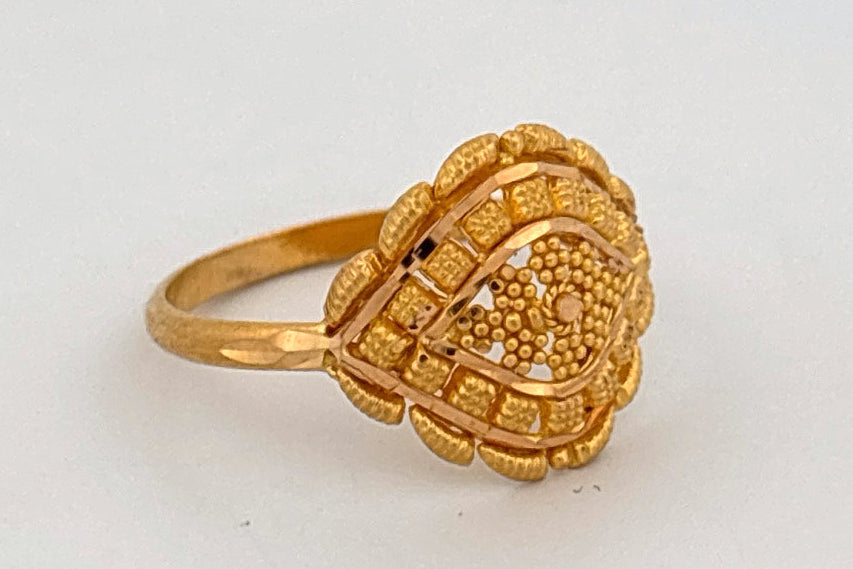 22k Gold ring wt. 2.82g