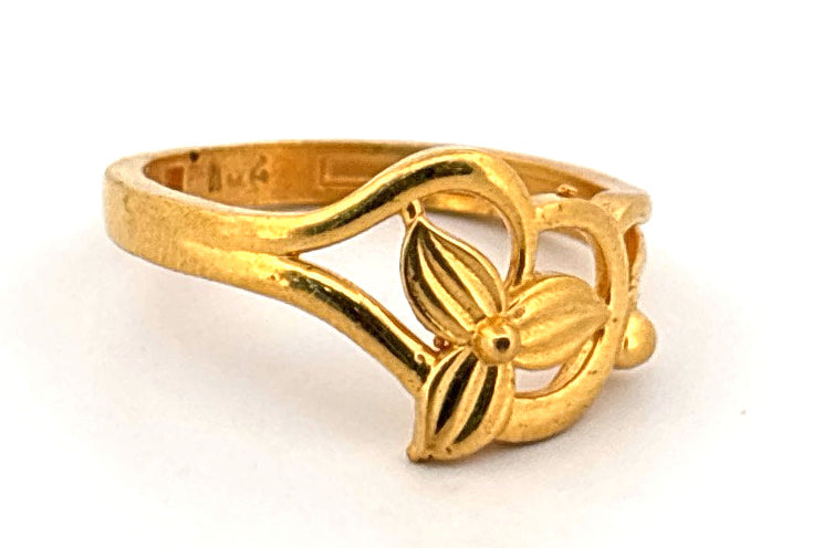 22K Gold Floral Ring wt. 3.87g