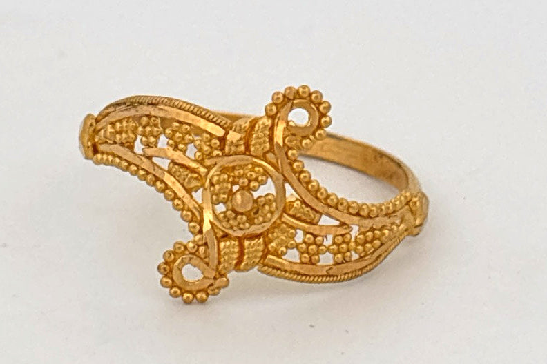 22K Gold Intricate Floral Ring wt 2g