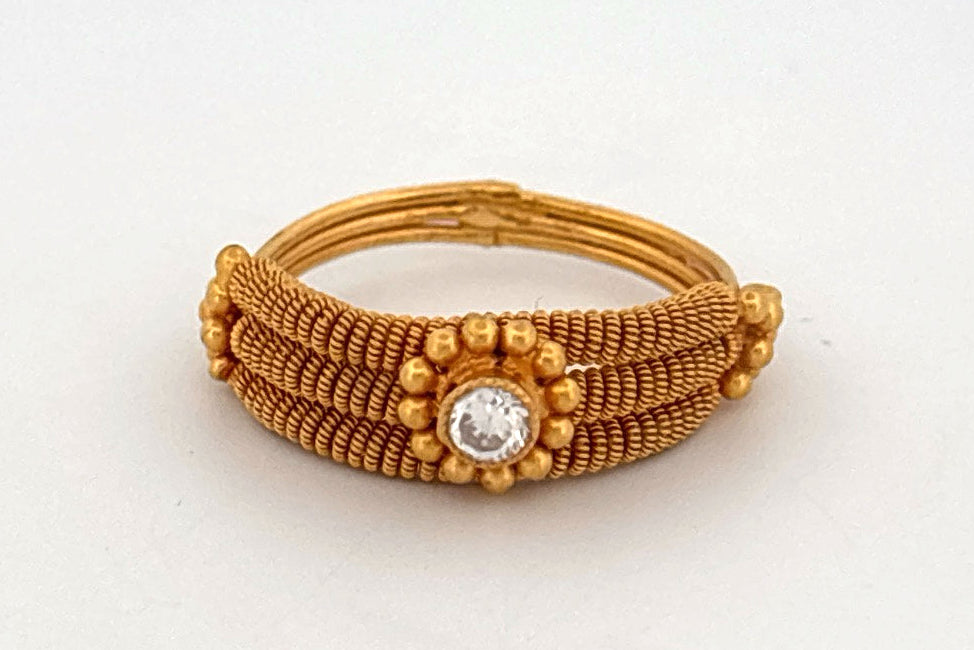 22k Gold ring with center stone wt. 4.27g